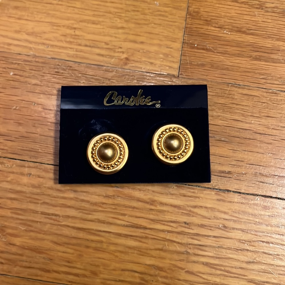 Carolee Gold Tone Textured Twist Dome Button Earrings RARE Clip On NEW ON CARD - Picture 6 of 6